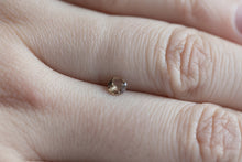 画像をギャラリービューアに読み込む, .27ct Loose Natural Round Brownish Orange Sapphire