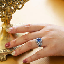 Laden Sie das Bild in den Galerie-Viewer, Natural Blue Sapphire with diamond band Platinum Ring