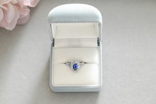 Laden Sie das Bild in den Galerie-Viewer, Estate 1.08cts Royal Blue Sapphire Platinum Ring