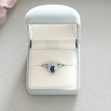 Laden Sie das Bild in den Galerie-Viewer, Estate 1.08cts Royal Blue Sapphire Platinum Ring