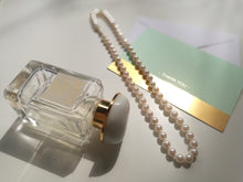 Load image into Gallery viewer, Elegant Dew- Pale aura(a)