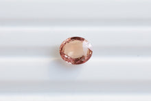 Charger l&#39;image dans la galerie, 1.58ct Loose oval Padparadscha Sapphire
