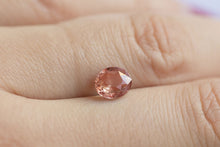 Laden Sie das Bild in den Galerie-Viewer, 1.58ct Loose oval Padparadscha Sapphire
