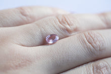 Charger l&#39;image dans la galerie, 1.30ct Loose oval Padparadscha Sapphire
