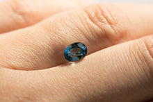 Laden Sie das Bild in den Galerie-Viewer, 1.31ct Loose Oval Natural Greenish Blue Sapphire
