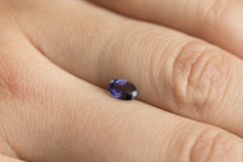 画像をギャラリービューアに読み込む, .37ct Loose Natural Oval Violet Sapphire
