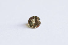 Laden Sie das Bild in den Galerie-Viewer, .25ct Loose Natural Round cut Purplish Pink Sapphire
