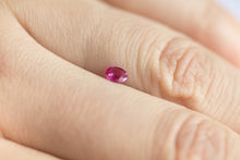 画像をギャラリービューアに読み込む, .24ct Loose Natural Oval Ruby
