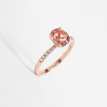 Laden Sie das Bild in den Galerie-Viewer, Pink Oval Tourmaline with white sapphire pave 14K Rose Gold Ring
