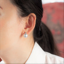 Laden Sie das Bild in den Galerie-Viewer, Pale Gracious- Icy melody 18K white gold
