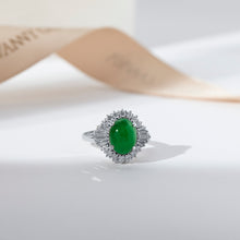 Laden Sie das Bild in den Galerie-Viewer, High Quality Type A Small Jadeite Platinum Estate Ring
