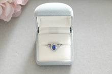 Laden Sie das Bild in den Galerie-Viewer, Estate 1.08cts Royal Blue Sapphire Platinum Ring
