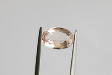 Laden Sie das Bild in den Galerie-Viewer, 3.03ct Loose Natural oval Peach Pink Morganite
