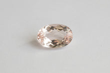 Laden Sie das Bild in den Galerie-Viewer, 3.03ct Loose Natural oval Peach Pink Morganite
