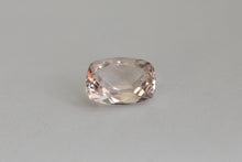 Laden Sie das Bild in den Galerie-Viewer, .82ct Loose Natural Cushion Peach Pink Morganite
