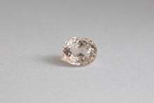 画像をギャラリービューアに読み込む, .66ct Loose Natural Oval Peach Pink Morganite
