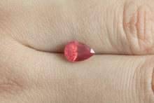 Laden Sie das Bild in den Galerie-Viewer, 1.43ct Loose Natural Pear cut Spinel
